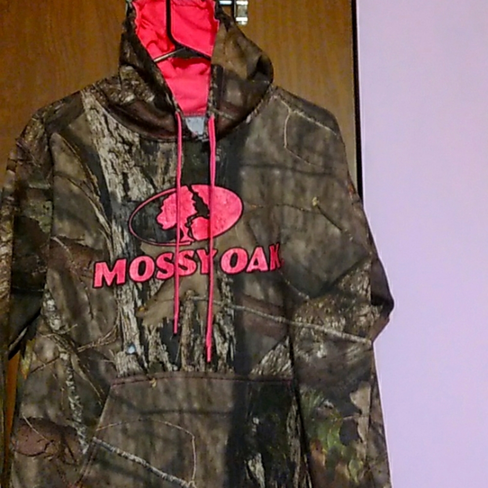 Mossy Oak hooded sweatshirt; size large; wicking/dry-fit material